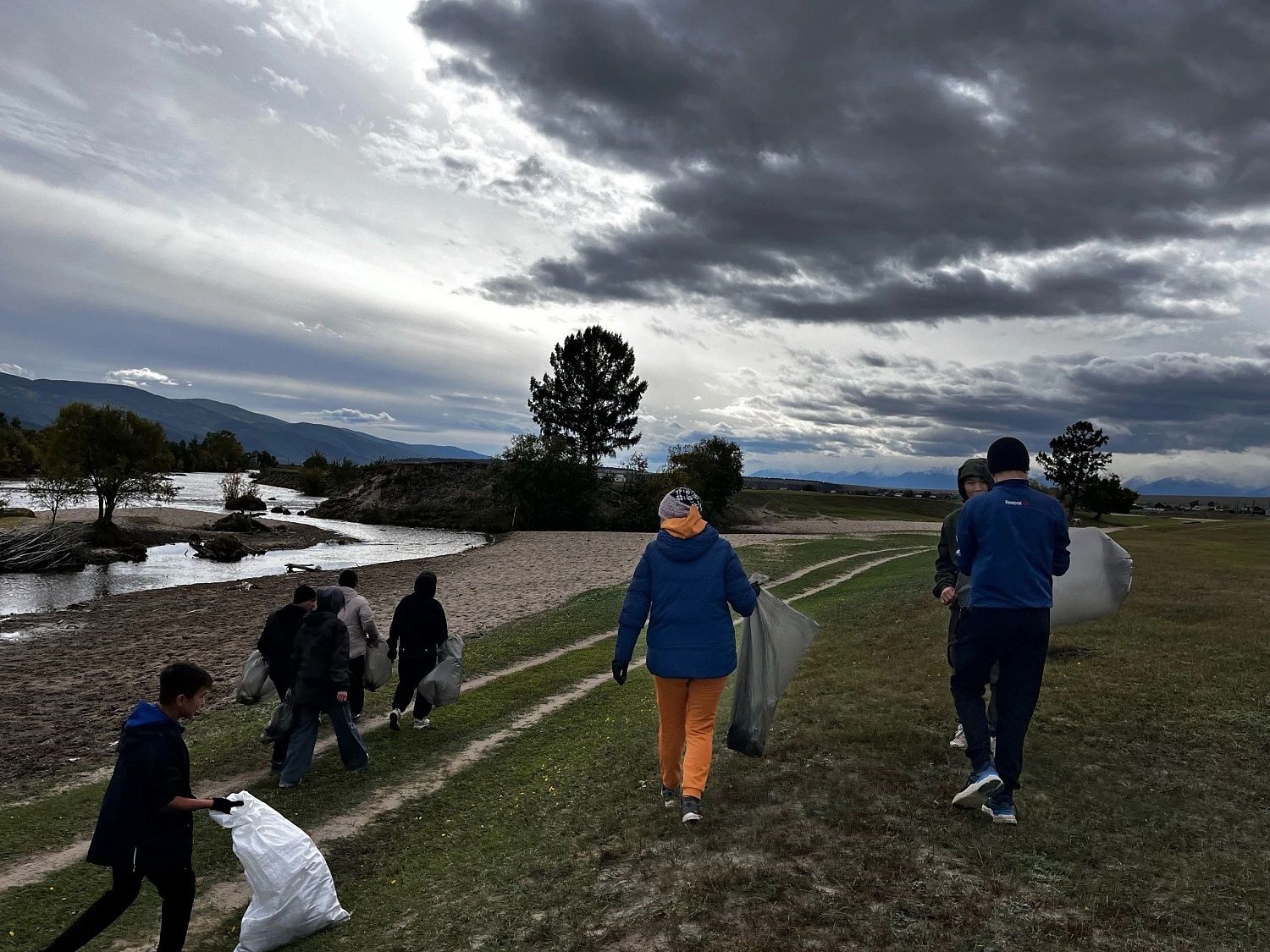 Экологическая акция по уборке берега озера Байкал в Курумканском районе