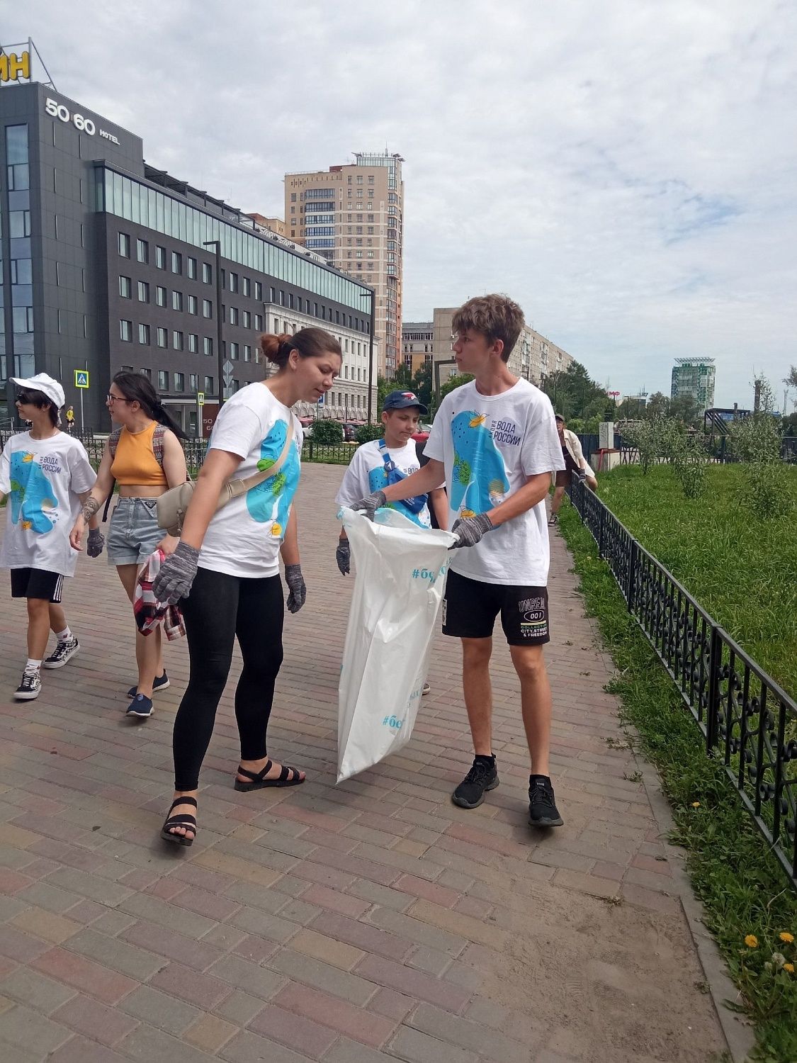 Уборка береговой линии р.Омь